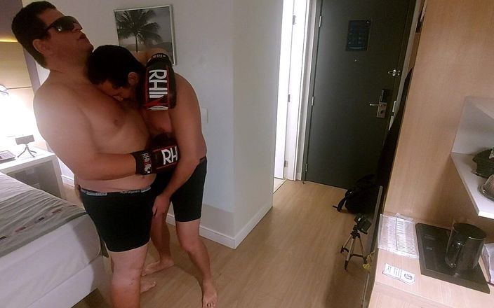 Combat and fetish: Polis otostopçu bana sakso çekiyor
