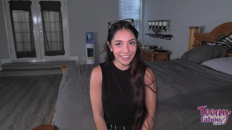 Teenytaboo: Asisten madison kepergok masturbasi di sofaku
