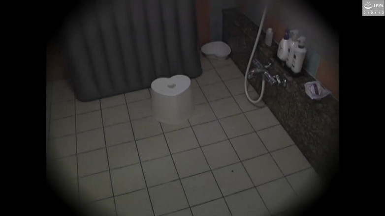 Raptor Inc: これらの女の子は、このマッサージパーラーで一生懸命働き、大学のために保存しようとしています