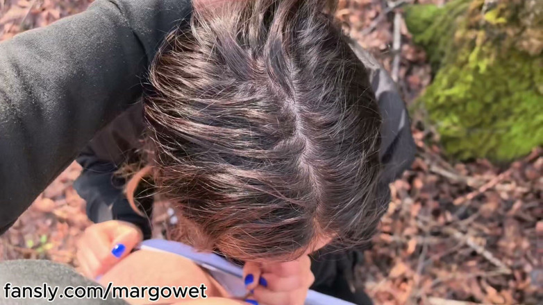 Margo Wet: Amatorskie obciąganie na świeżym powietrzu w lesie - połyka moją spermę na...