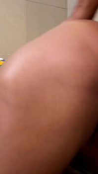Amatör Afrikalı genç kız Amerikalı yapımcı tarafından sikiliyor!