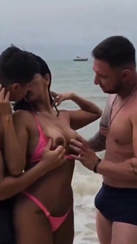 Encontrei Com dois gostos na praia e o teso foi'ye grande que dei ali mesmo pra eles