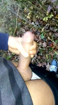 Un geamăn arab ejaculează în aer liber cu sunetul spermei drop