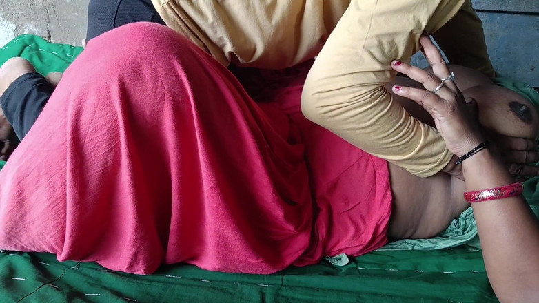 Yourgeeta8899: Молода сільська дівчина дезі досягла оргазму під час трахання, енергійний секс з піднятими ногами (сільська дівчина дезі)