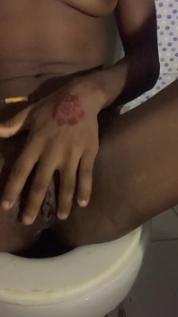 Browngurl234 का बाथरूम कामुक वाइब्स Andtwerk ऊर्जा को चमकाता है