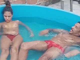 Leoogro: प्यारी सौतेली बेटी के साथ पूल स्नान - कमसिन 18 साल