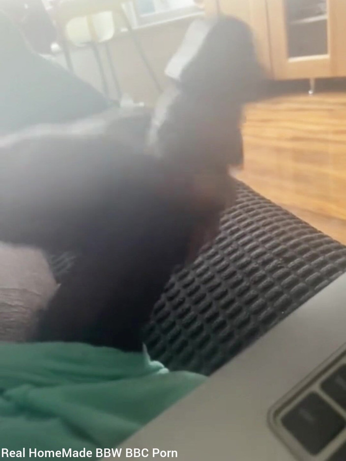 Big black cock BBCee: Accarezzo il mio grosso cazzo nero guardando del porno