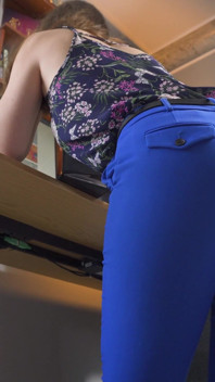 Je regarde un collègue en pantalon avec une ligne de culotte visible