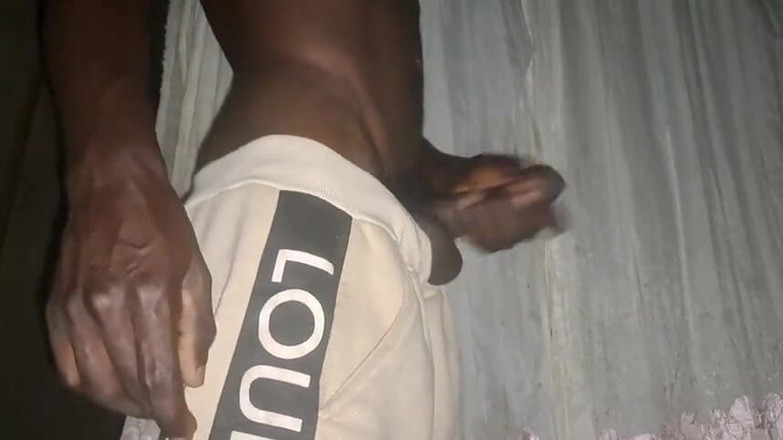 Power dick: Горячий мужик дрочит черный член