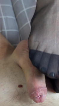 Comel ini suka berlincir semasa footjob dan