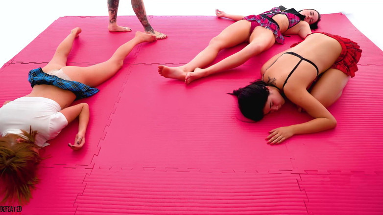 Defeated Sex Fight: aakramak charam laraee men chaar kaamuk kolej larkiyan