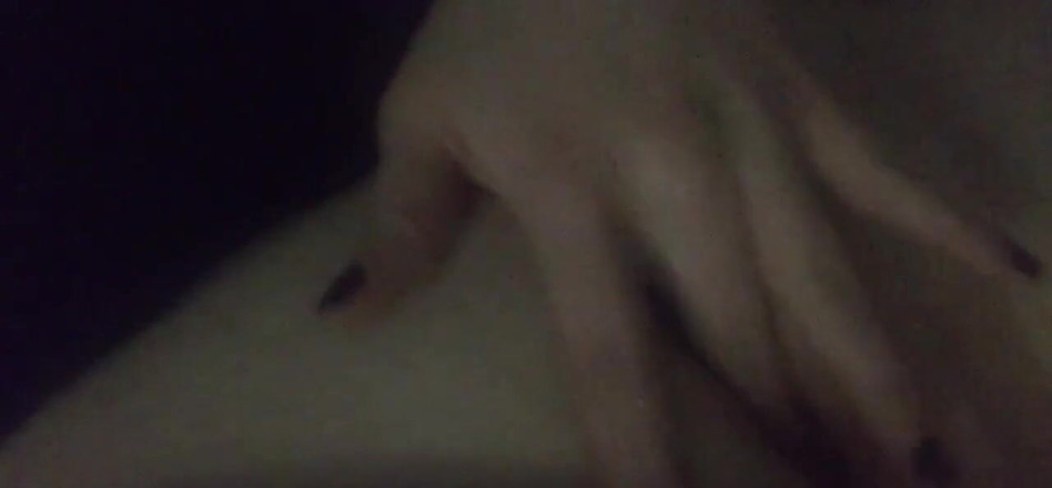 Hunnybrat: きれいに剃られたアソコで遊ぶ