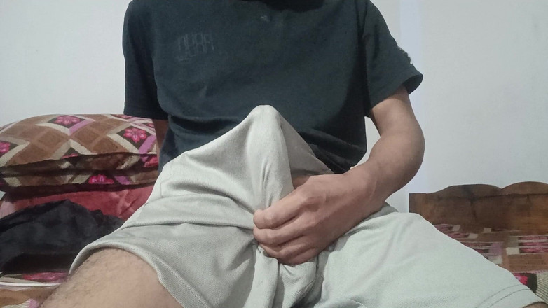 Handsomebulge12: Very Horny Guy Jerking off