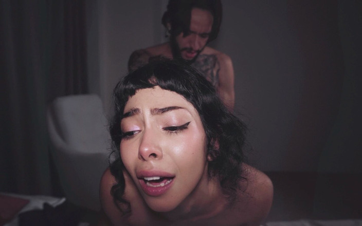 Cindy Luna Petite: Si intrufola dalla finestra per scopare nel cuore della notte