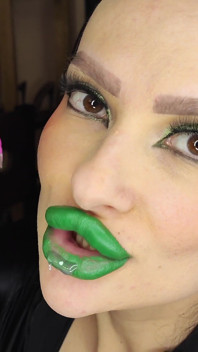 Grüner Minty-lippenstift, glänzende, pouty tussi küsst 4k ultra HD