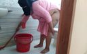 Aria Mia: Власниця трахнула саудівську покоївку, поки вона гола прибирала ванну - і дала щось назад