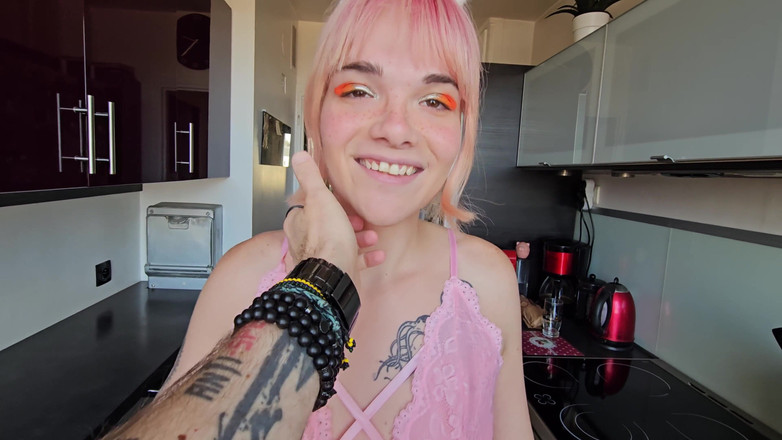 Emmy Angeles: Emmy Angeles este futută în bucătărie de vecinul ei