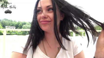 Goddess Misha Goldy: Сексуальную большую губу вылизывают и нюхают на озере