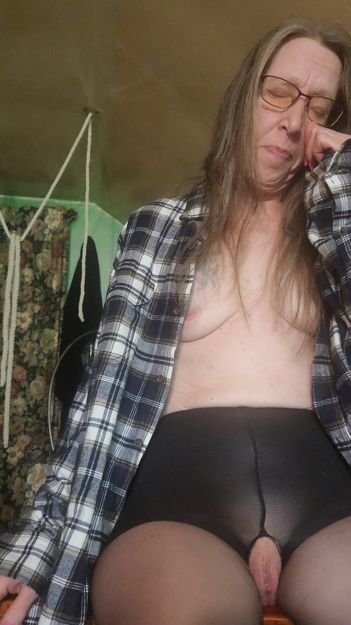 Goode Girl: 古德女孩撸管我尼龙覆盖的腿，就像你一样