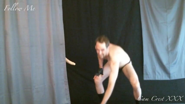 Cam Crest: Entraînement sexy dans un string