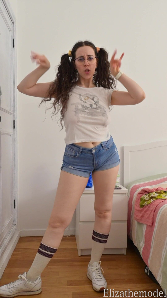 ElizaTheModel: Sütyensiz dans