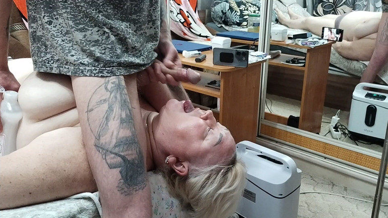 Zona901: 我正在给我的鸡巴撸管，给我的女友喂精液