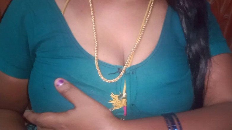 Vaishnavi vaishu: 泰米尔阿姨在她独处时挤压她的乳房，无法控制她的情绪。