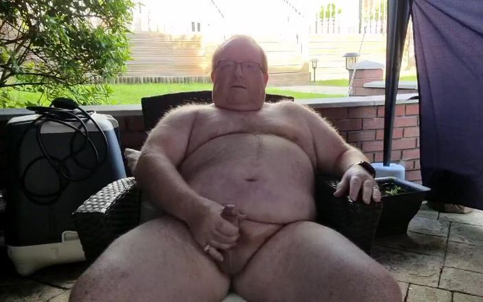Daddysmudge: Papai masturba ao ar livre e goza