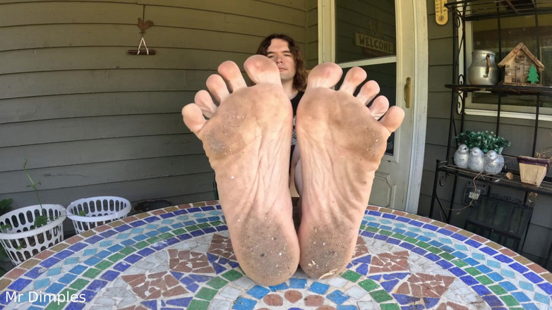 Mr Dimples: 汚れた足を見せびらかす