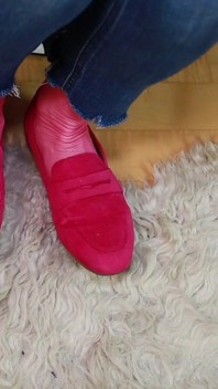Rosa mocka loafers &slitna nylonstrumpor - retande fotspel