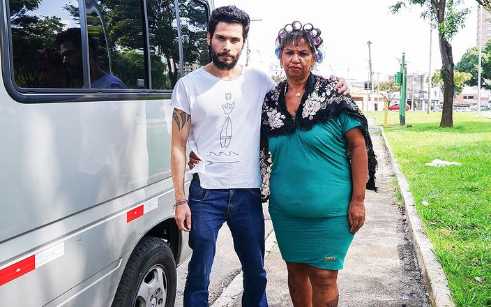 MaturePickup: Dikke buik oma's eerste anale trio in een busje