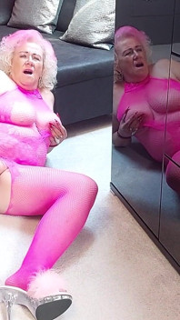 Pembe nine parmakları amcık damlayan ıslak dildo emiyor