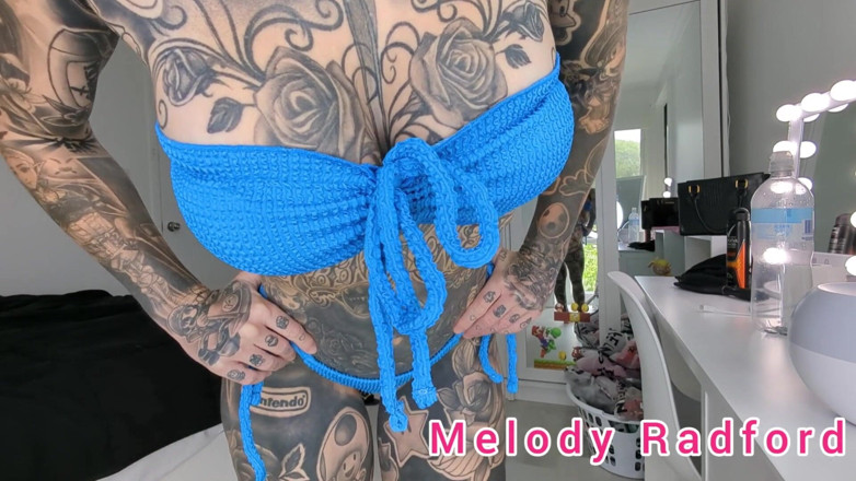 Melody Radford: ลองบิกินี่ไมโครบิกินี่สีน้ําเงินเข้มและสว่างบน Haul Melody Radford