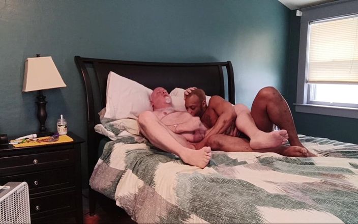 beardaddychub: Bear büyük zenci ile iki kez mastürbasyon yapıyor