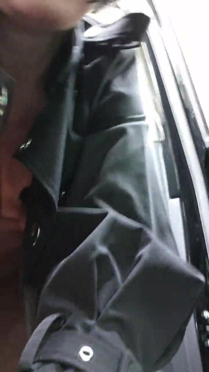 JulieEroticDress: Julie se svlékne na kraji silnice a stříká