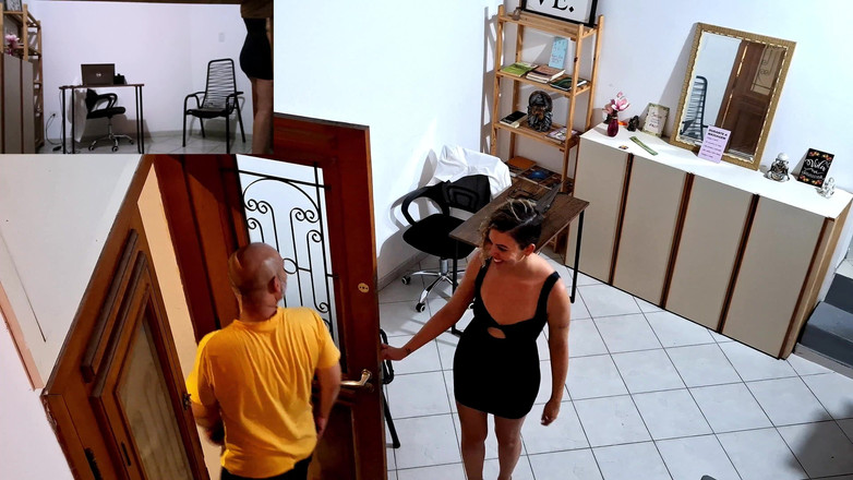 Gabi SweetCouplesStories: Une secrétaire excitée se masturbe et finit par coucher avec...