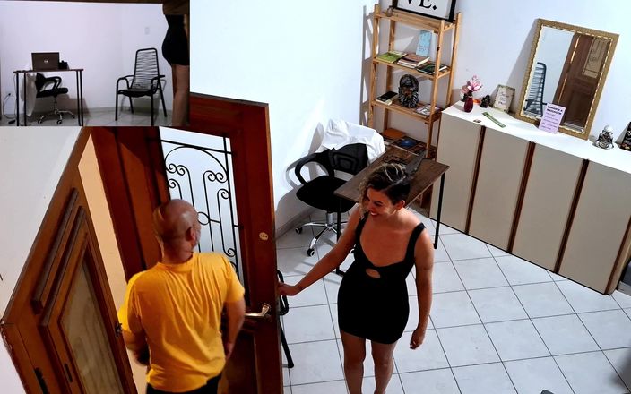 Gabi SweetCouplesStories: Secretara excitată se masturbează și ajunge să facă sex cu un...