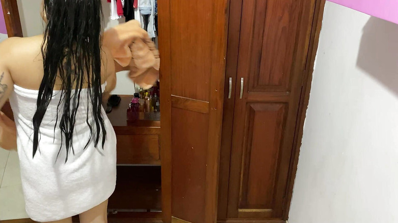 irina69star: Ibu tiriku kepergok lagi ganti baju di depan kamera