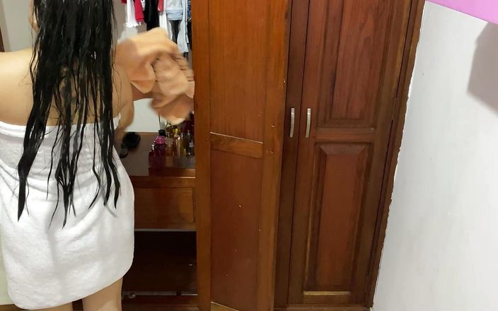 irina69star: Moje macecha se převléká a je zachycena na kameru