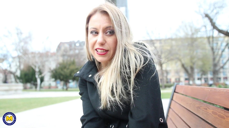 Mature NL: Mamma calda si fa scopare la figa non rasata da...