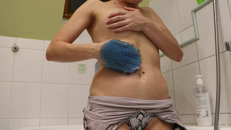 AnnaHomeMix: मेरी सौतेली मम्मी शॉवर लेती है और मुझे सेक्स करने के लिए बहकाती है। Annahomemix