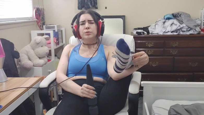 lilredvelvettt: 戴着耳机听音乐高潮