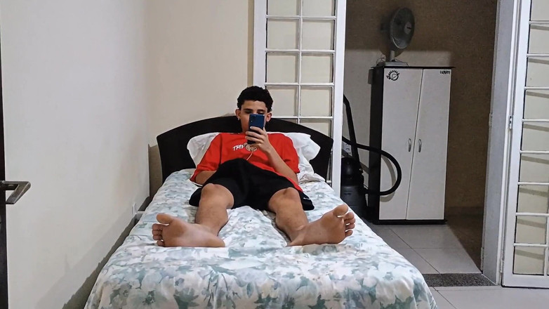 erickrosaoficial: Le beau-fils se cache dans le placard pour regarder sa...