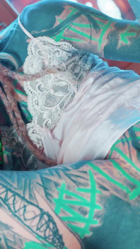 Bintang porno bertato dengan lingerie seksi ini lagi asik muasin memeknya pakai dildo ukuran XL