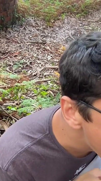 Magrinha com um pau grande comendo um estranho na floresta