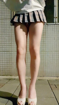 穿着短裙和高跟鞋。