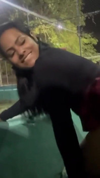 Preta a plecat de acasă noaptea, m-am dus după ea, am găsit-o în parc, eram excitat că am decis să facem sex chiar acolo