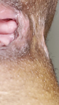 O fată negresă se pârțâie pe fața ta