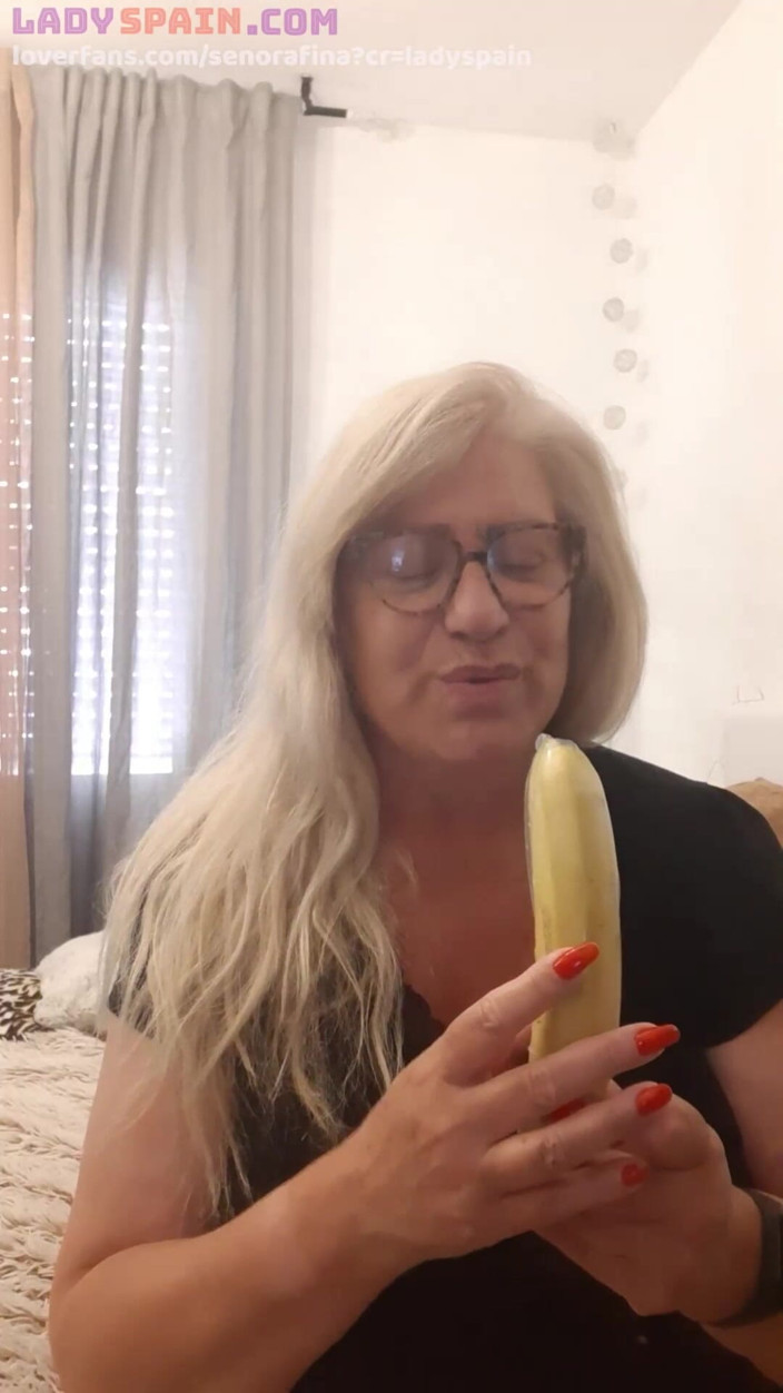 Lady Spain: Fina metiendo una banana en su coño Ella lo prueba...