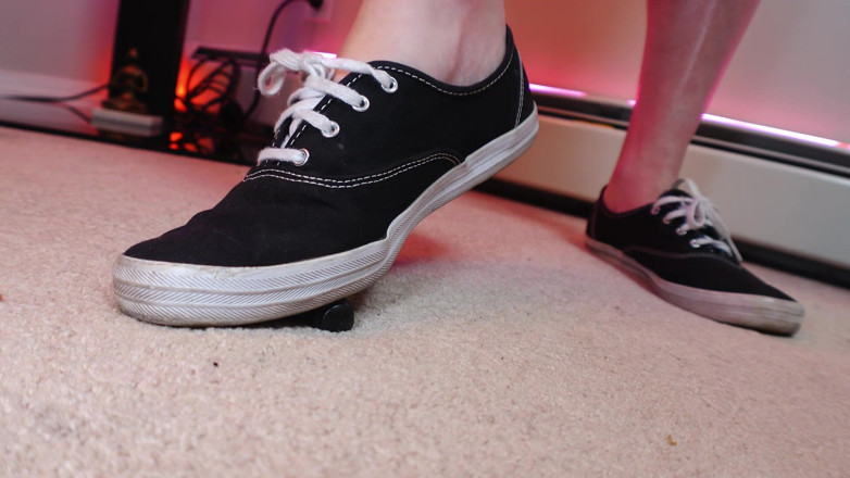Evelyn Rouge: Piccolo uomo gigante dominazione femminile sneaker feticismo del piede 1080p
